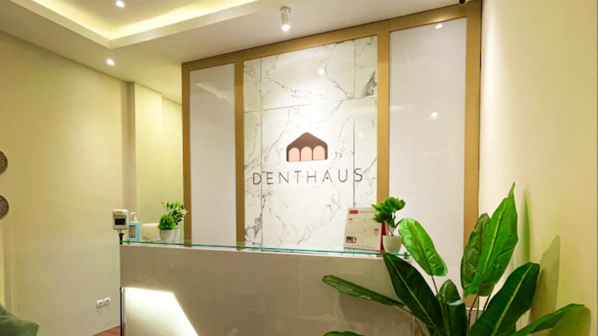 Tampak depan klinik gigi Surabaya Denthaus di area Manyar Surabaya